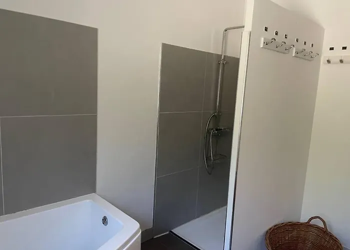 Sartene - - 16 Pers - 8 Pieces - 6 Villa